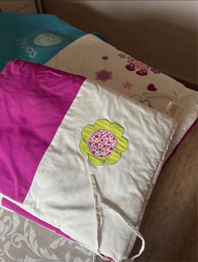Colcha cuna, chichonera y cojin color morado