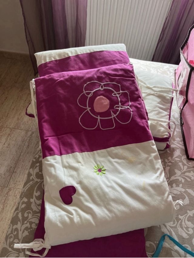 Colcha cuna, chichonera y cojin color morado