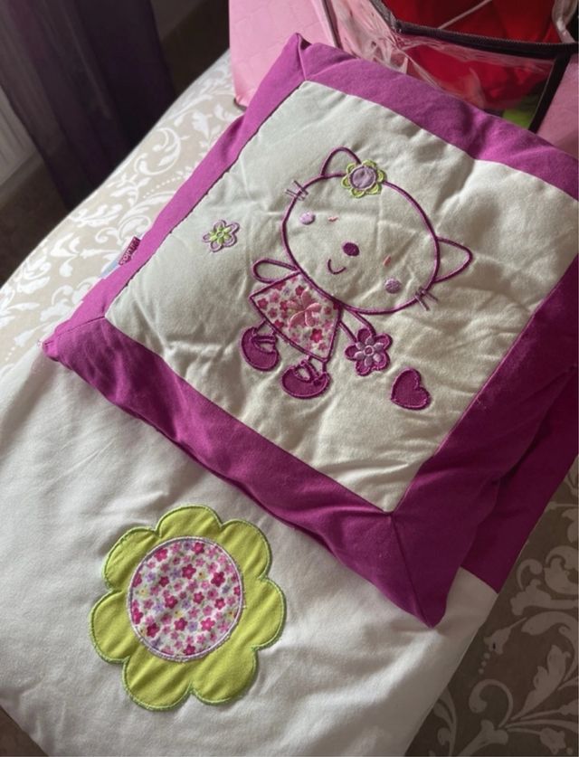 Colcha cuna, chichonera y cojin color morado