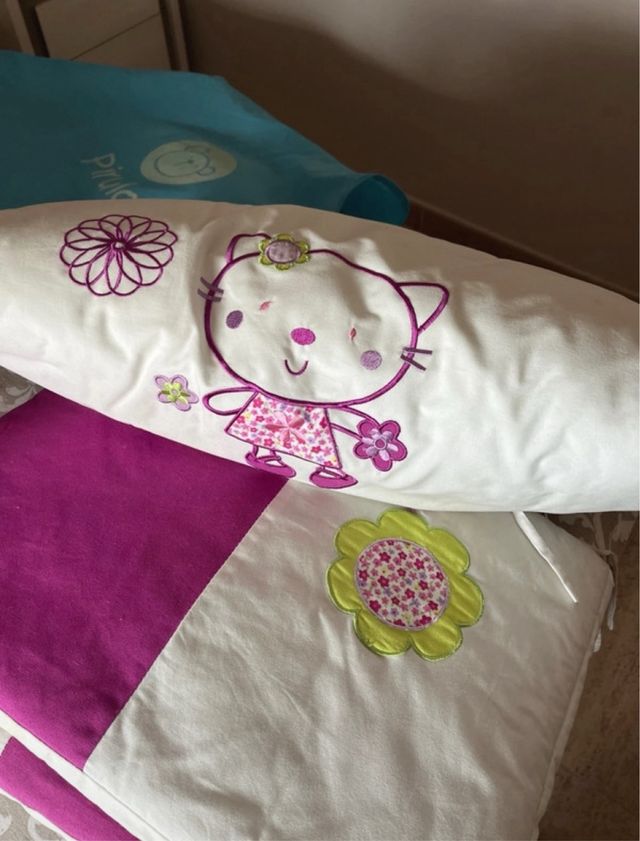 Colcha cuna, chichonera y cojin color morado