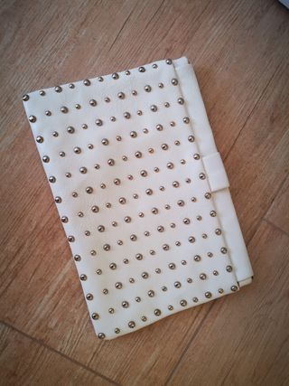 Bolso blanco tachas