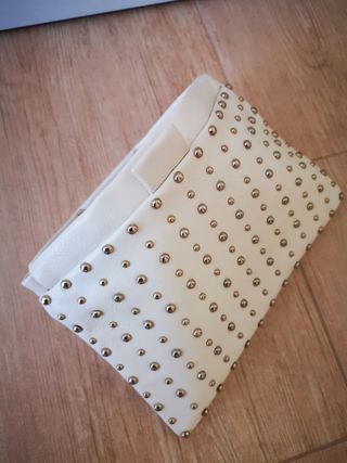 Bolso blanco tachas