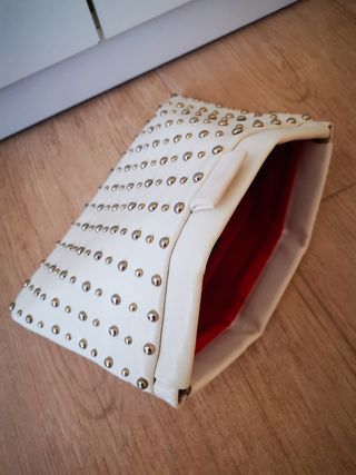 Bolso blanco tachas