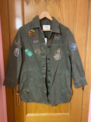Chaqueta Stradivarius con etiqueta