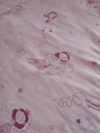 Colchas y rulos decorativos cama niña