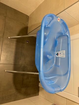 Bañera de bebé con patas plegables