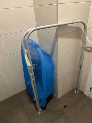 Bañera de bebé con patas plegables