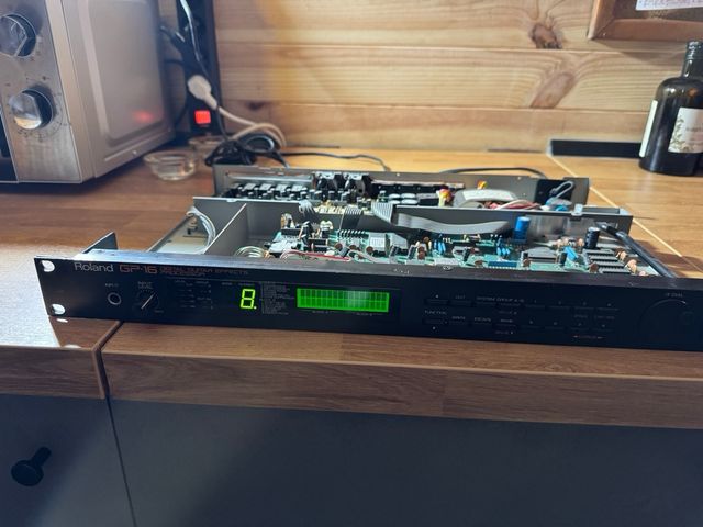 ROLAND GP-16 + MANUAIS. SEM TAMPA 74 € + PRESENTES