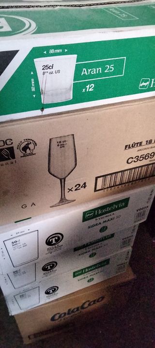 Se vende vasos y copas de bar