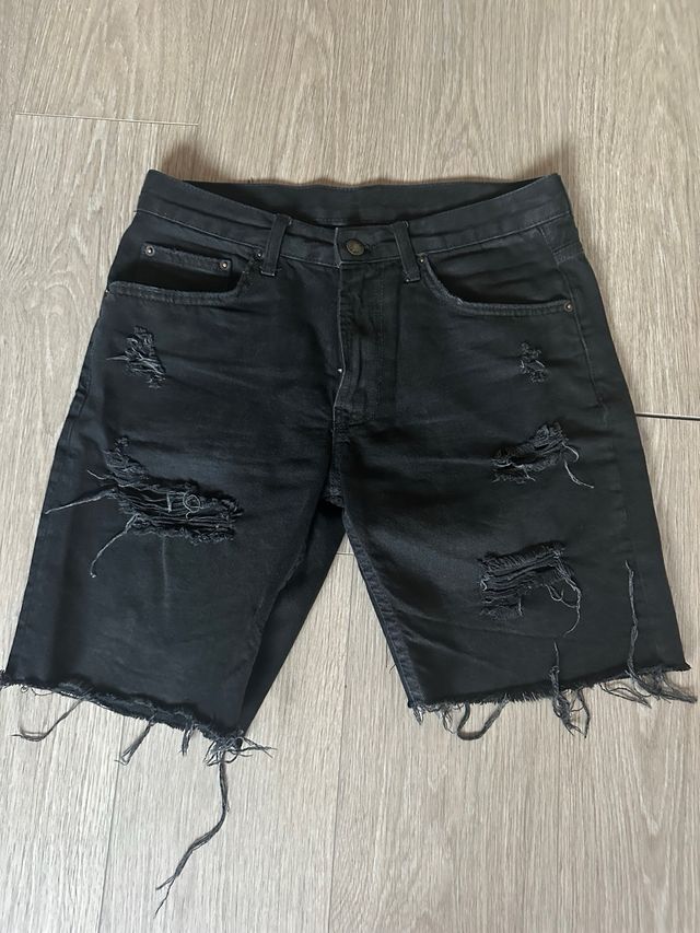 Bermuda denim con rotos en negra. Talla 36/38
