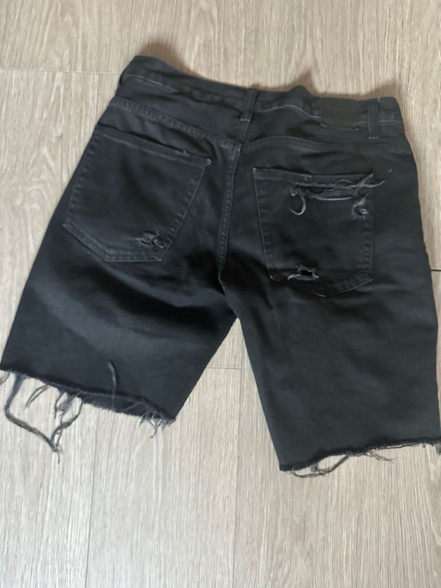 Bermuda denim con rotos en negra. Talla 36/38