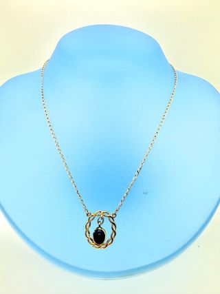 Gargantilla Chapada en oro con piedra azul oscuro