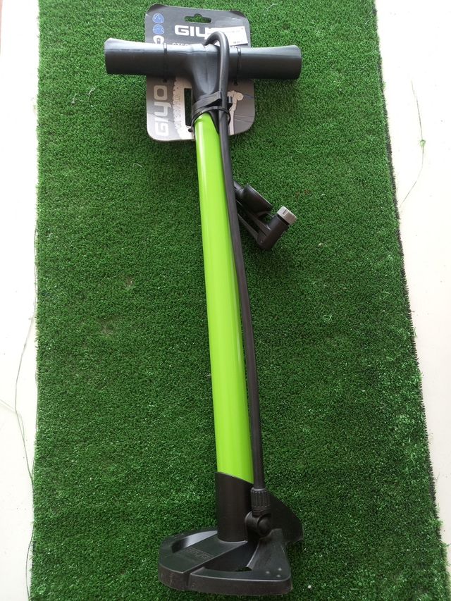 Bomba de pie  alum. Con manometro