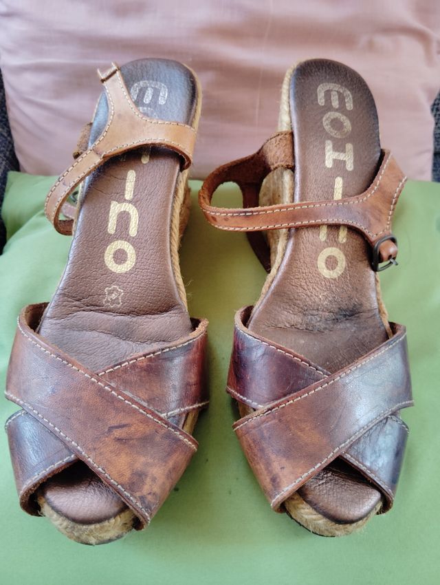 Sandalias piel. Cuña esparto