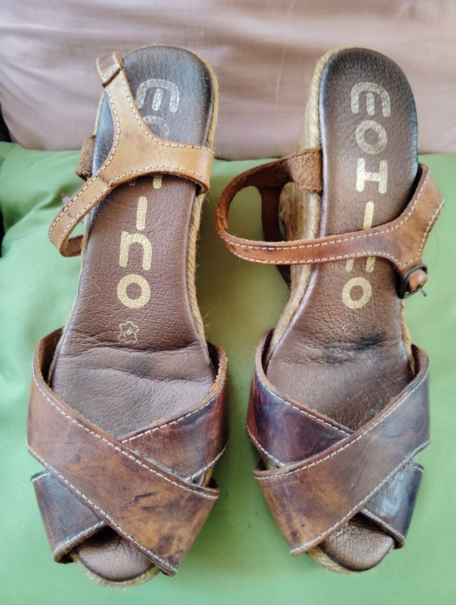 Sandalias piel. Cuña esparto