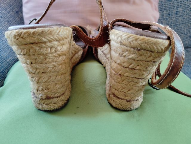 Sandalias piel. Cuña esparto
