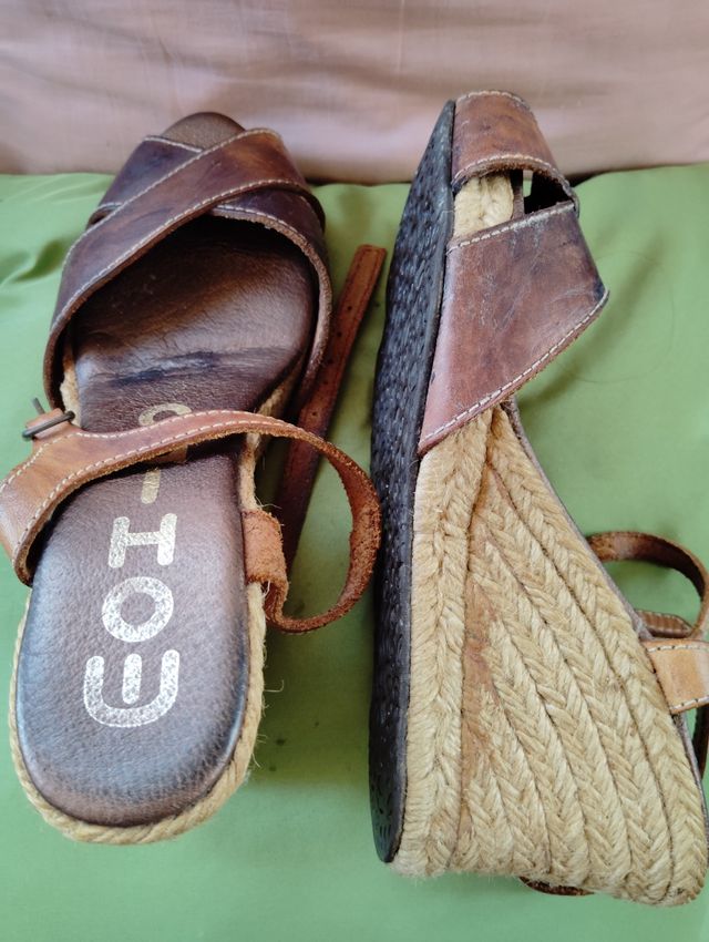 Sandalias piel. Cuña esparto