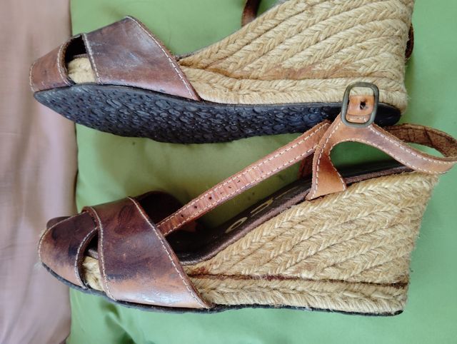 Sandalias piel. Cuña esparto