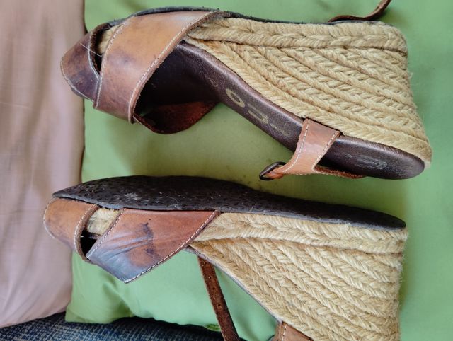 Sandalias piel. Cuña esparto
