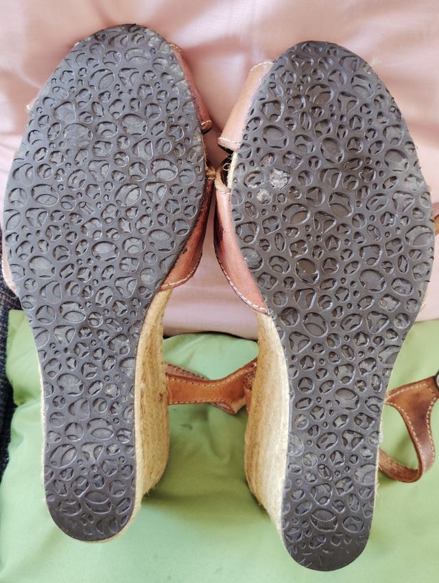 Sandalias piel. Cuña esparto