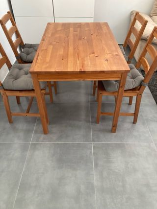 Mesa y 4 sillas