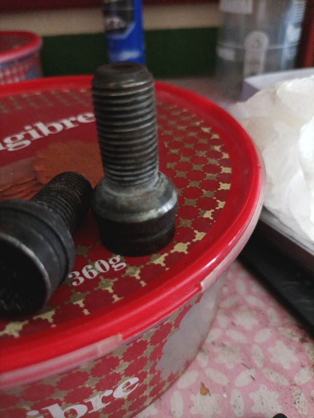 Tornillo antirrobo coce