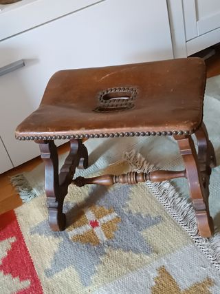 Antiguo taburete banqueta piel nogal