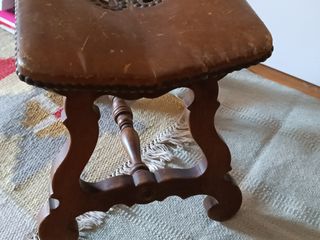 Antiguo taburete banqueta piel nogal