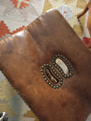 Antiguo taburete banqueta piel nogal