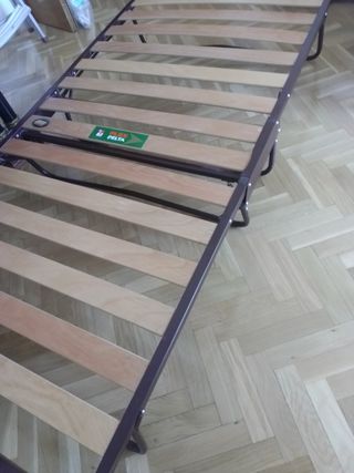 Cama plegable con listones.