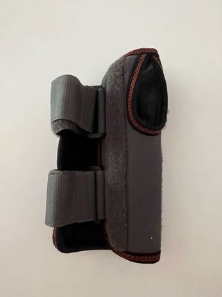 Muñequera inmovilizadora con férula palmar corta