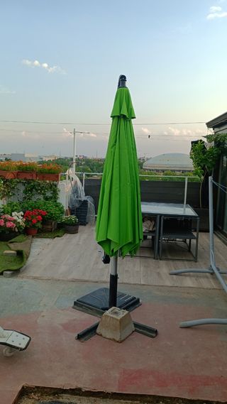 Sombrilla manivela grande buena, bonita y verde