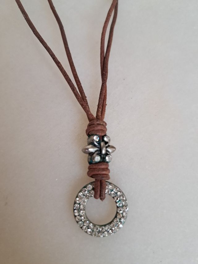 Colar em couro e  brilhantes