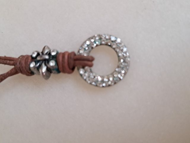 Colar em couro e  brilhantes
