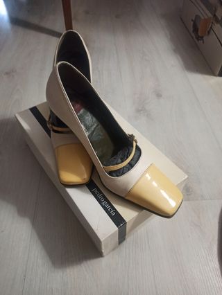 Zapatos beige piel y charol
