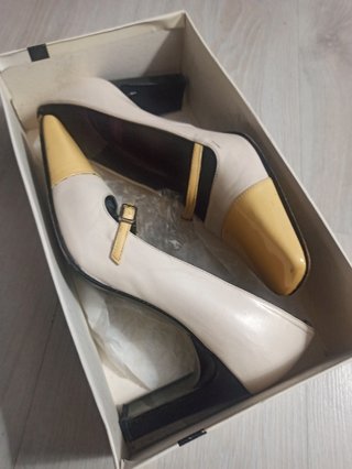 Zapatos beige piel y charol
