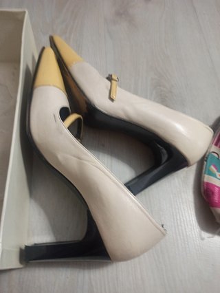 Zapatos beige piel y charol