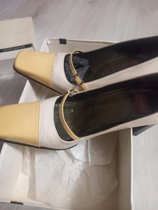 Zapatos beige piel y charol