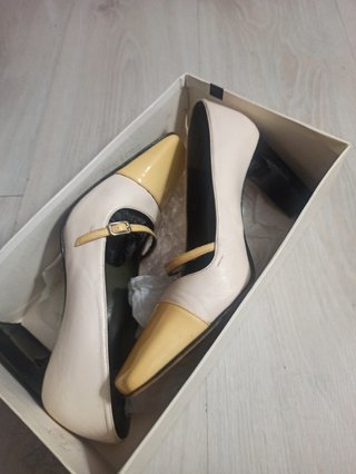 Zapatos beige piel y charol