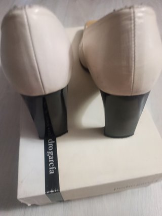 Zapatos beige piel y charol