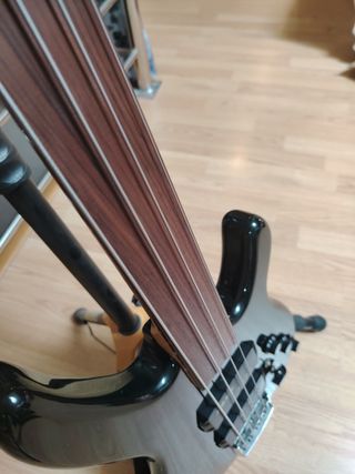 Bajo fretless Westone Spectrum series II