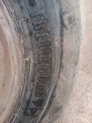 Ruedas usadas, algunas para Dumper.