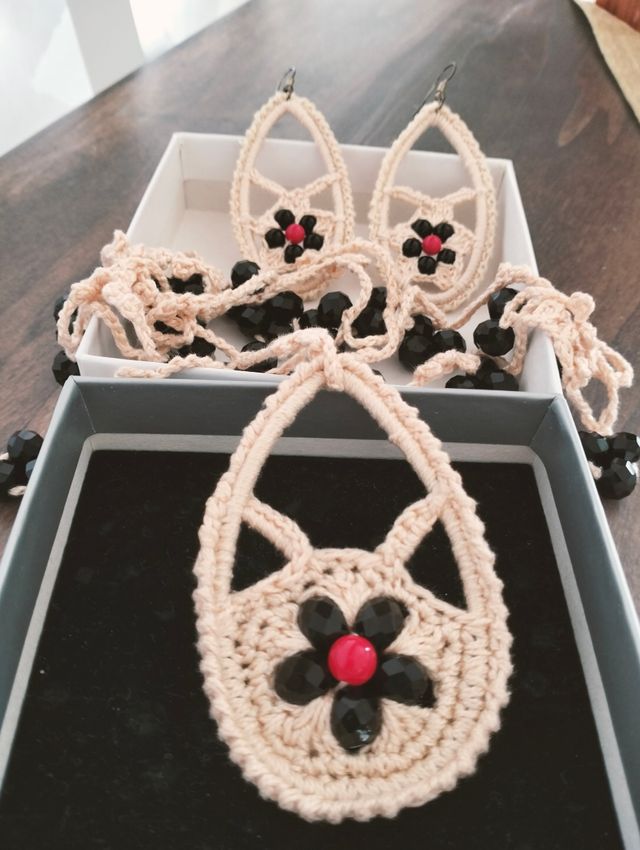 Collana e orecchini fatti a mano