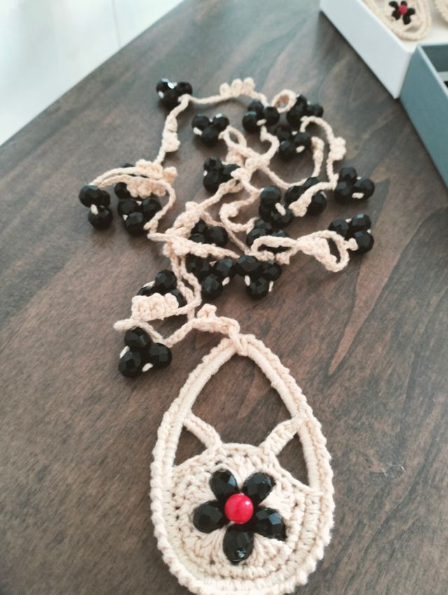 Collana e orecchini fatti a mano