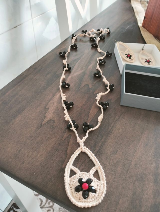Collana e orecchini fatti a mano