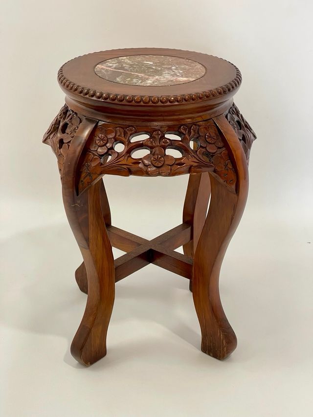 Mesa antiguo pequeña con marmol