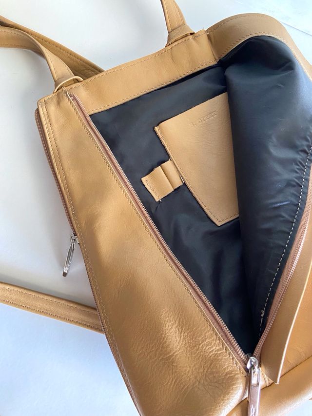 mochila de piel vacuno.