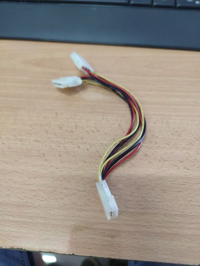 Cavo splitter da molex maschio a 2 molex.