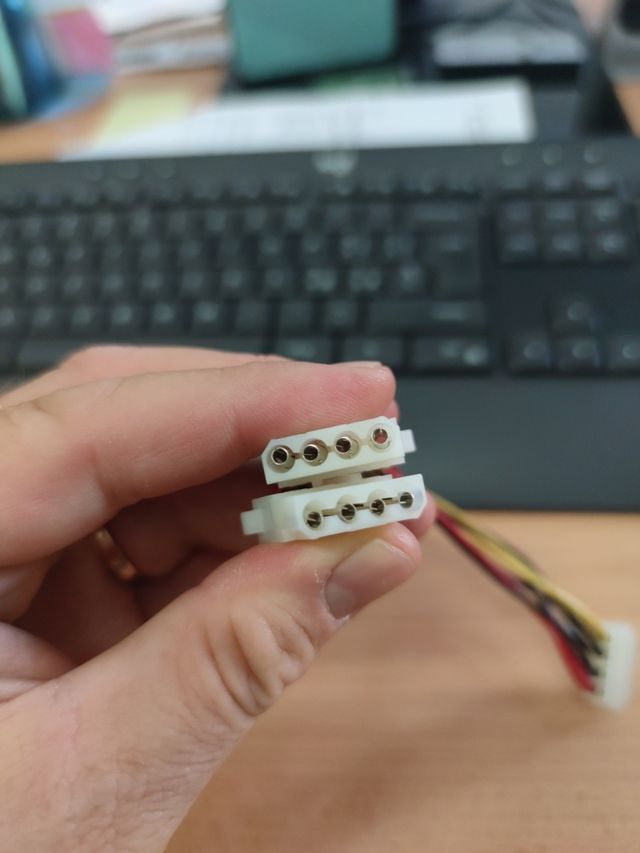 Cavo splitter da molex maschio a 2 molex.