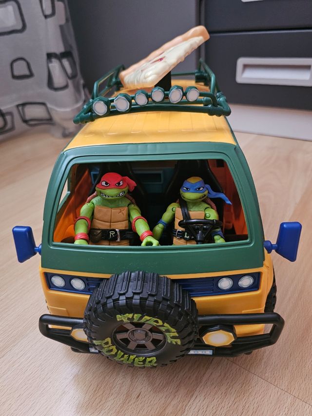 Camión tortugas niga y muñecos